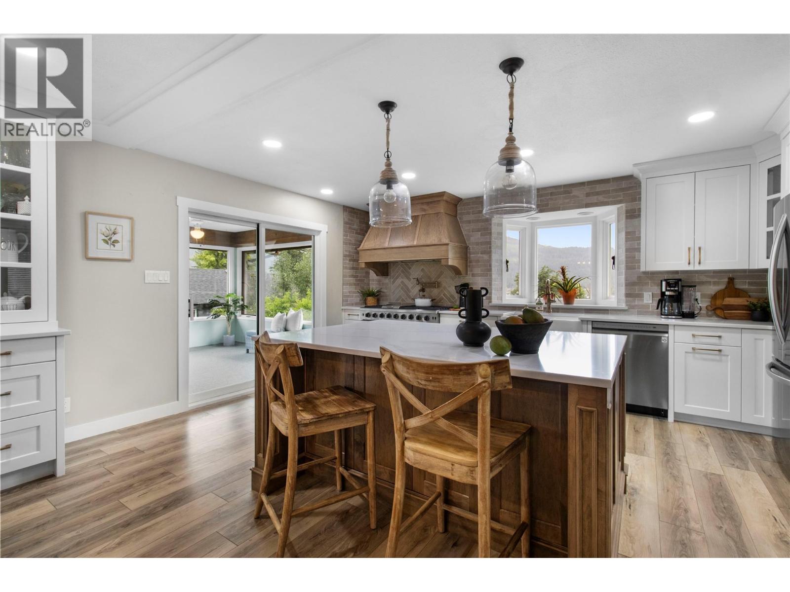 Gallery Images - 2484 Sunrise Boulevard, Blind Bay, BC
